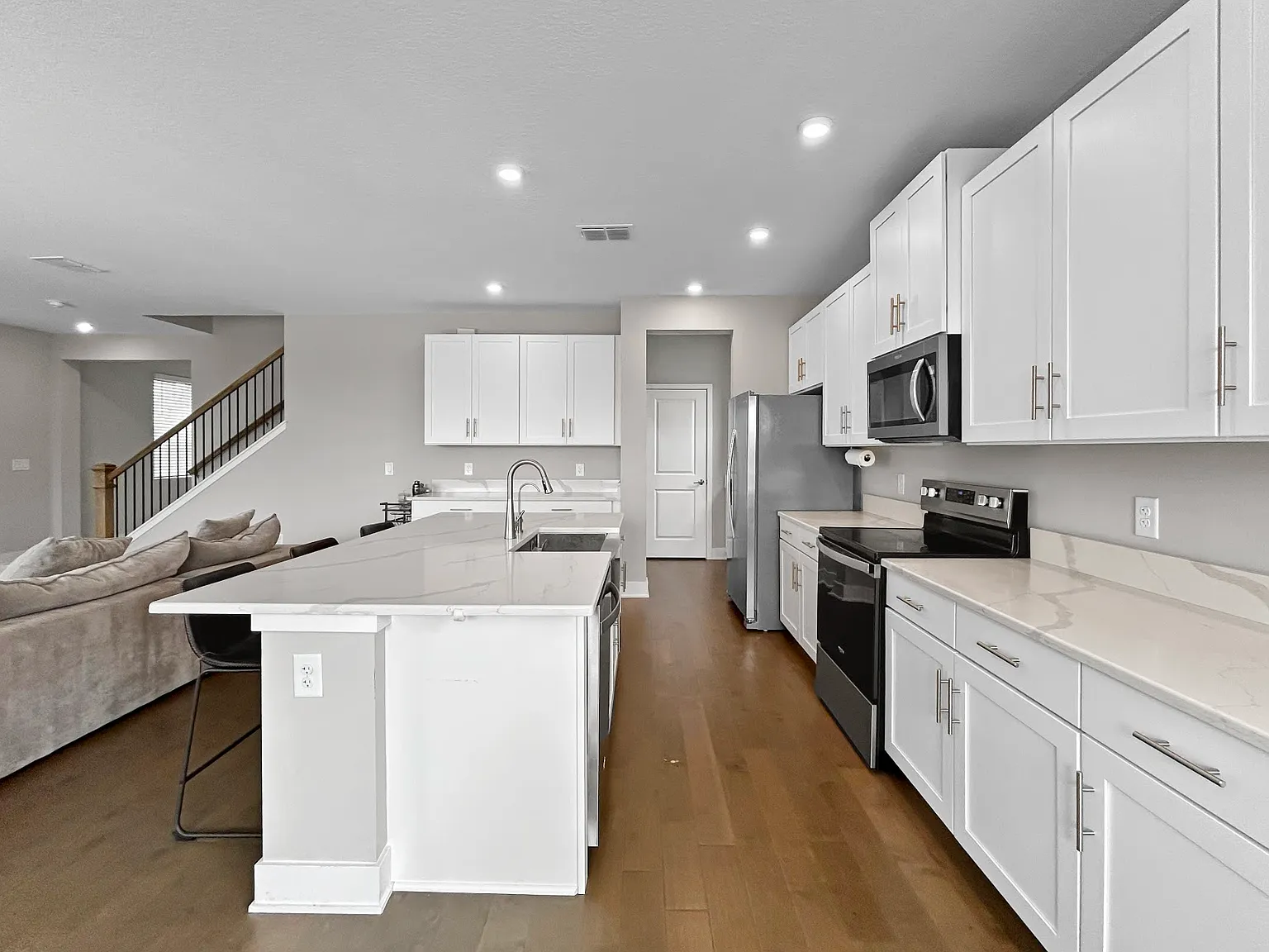 4 bed, 2412 sqft, $6,750 — Photo 3