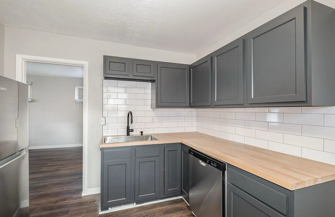 Building Photo - 117.5 Adela Ave #1
