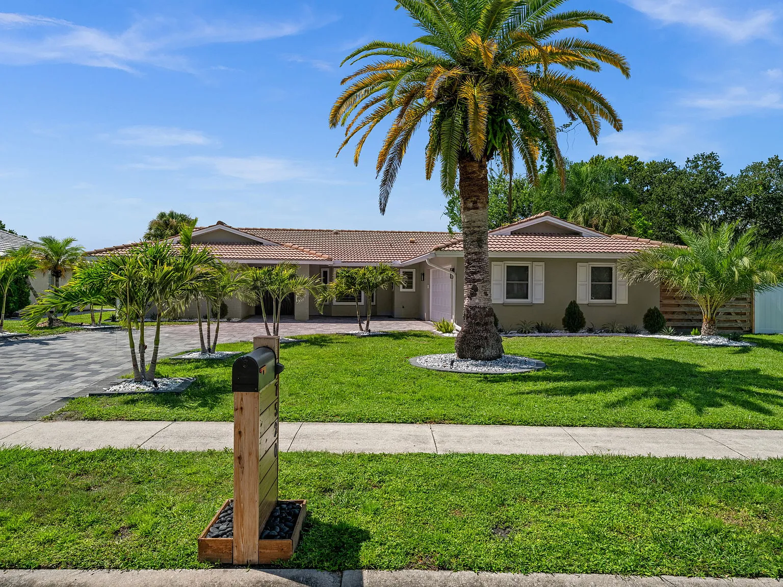 4 bed, 1899 sqft, $5,000 — Photo 2