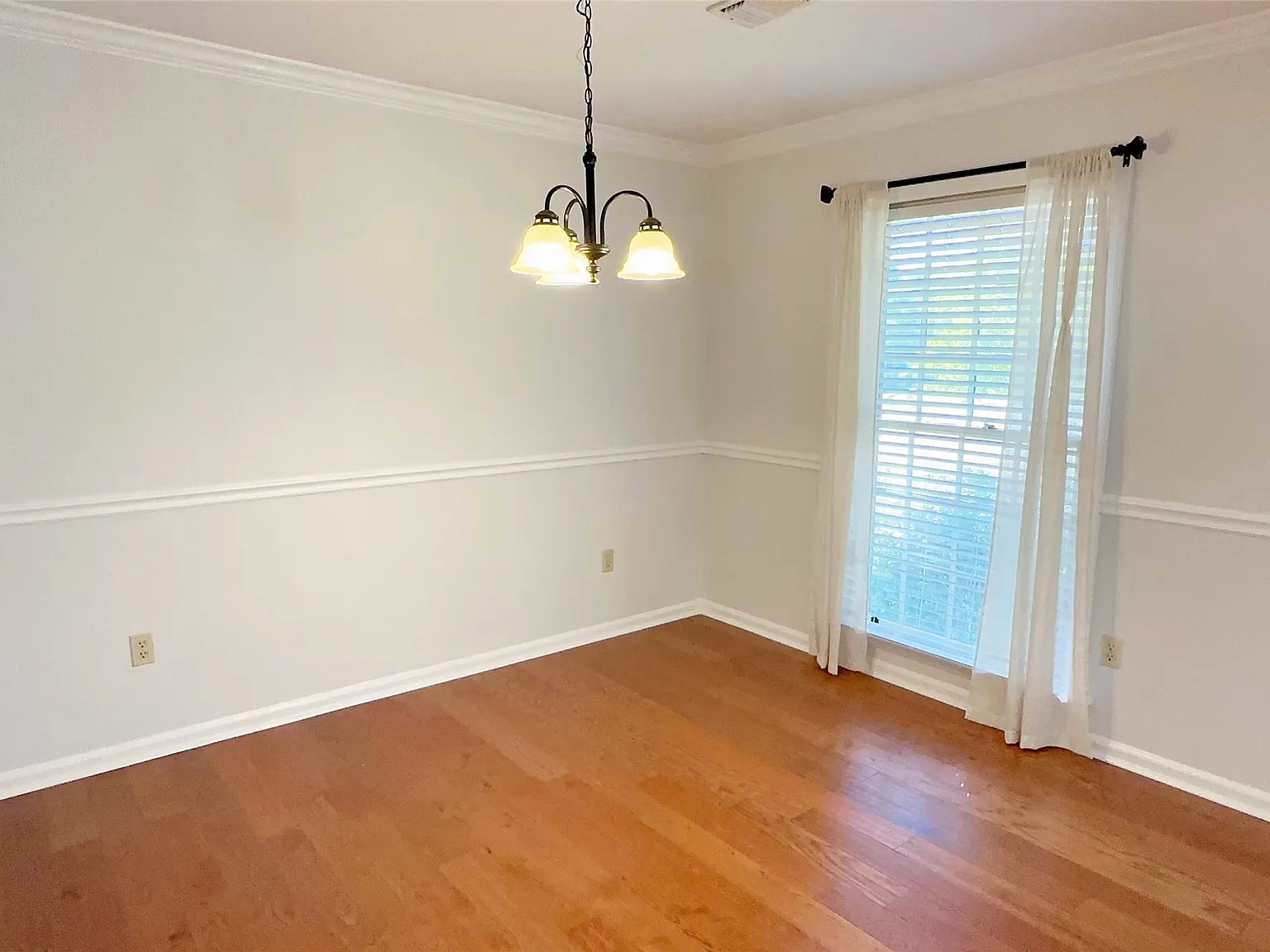 4 bed, 2.5 bath, 2201 sqft, $1,700 — Photo 4