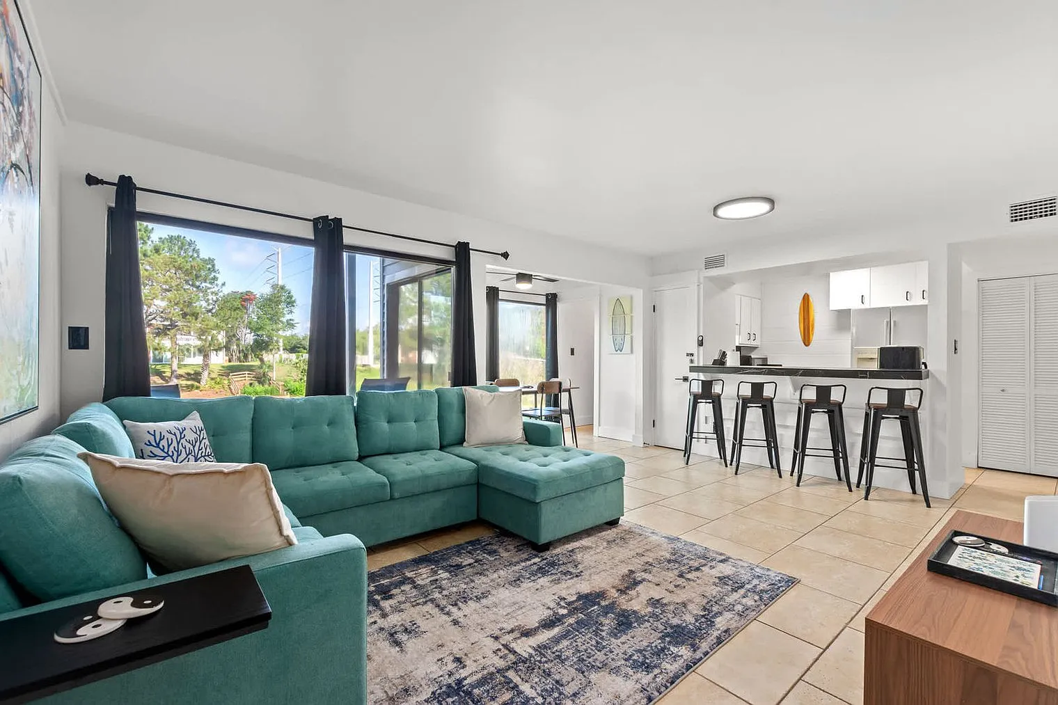 1 bed, 1.0 bath, 828 sqft, $2,008 — Photo 1