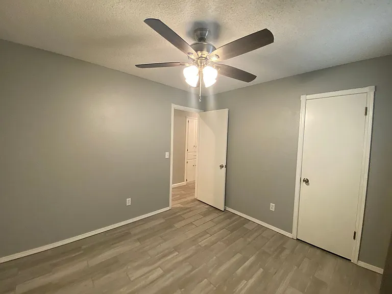 2433 Shady Tree Ln — Photo 19