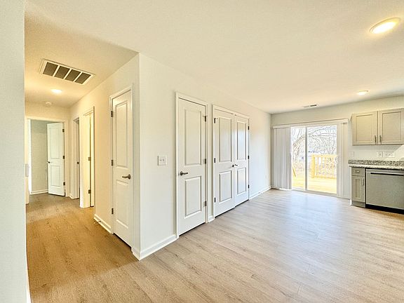 5th image of 905 Dillard St
