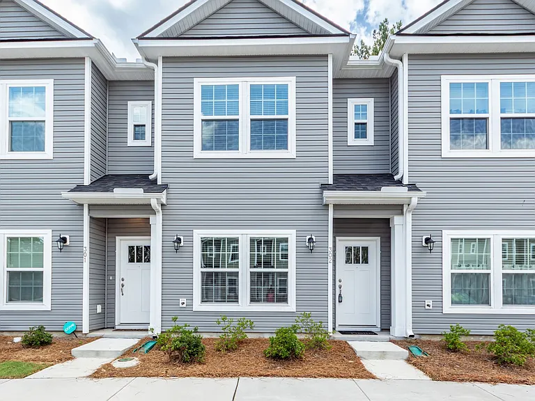 302 Twin Rivers Dr — Photo 1