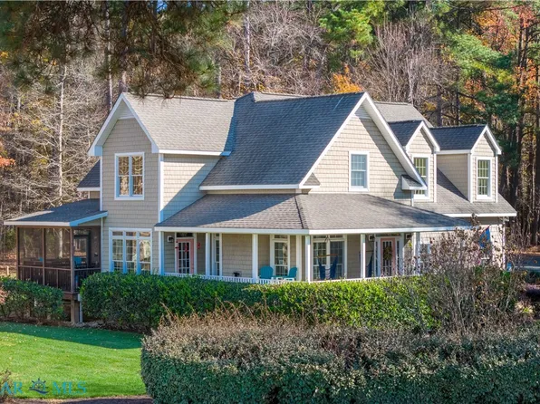 33 Pocahontas Ave, Deltaville, VA 23043