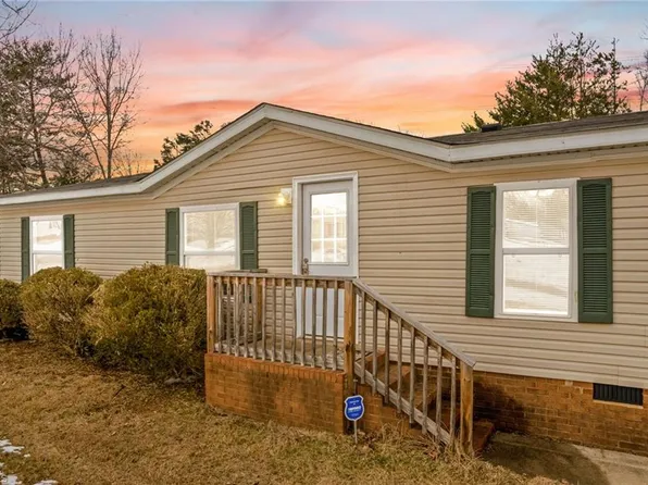 211 Forest Hollow Dr, Statesville, NC 28677