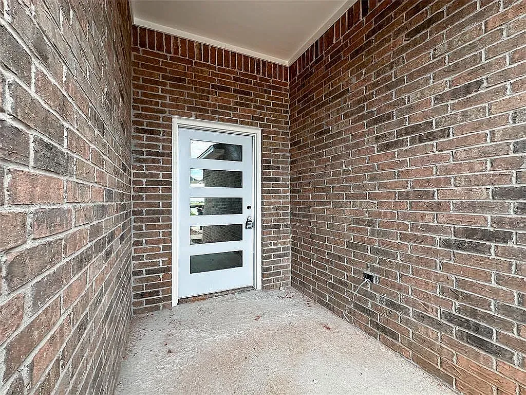 4 bed, 2.5 bath, 2034 sqft, $2,200 — Photo 2