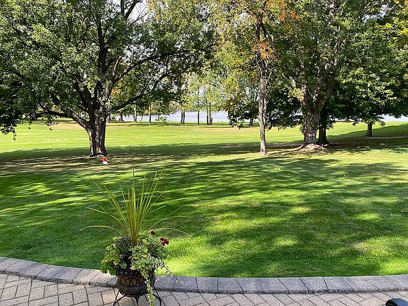 4th image of 676 Leonard Dr