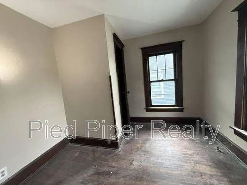 3 bed, 1.0 bath, 1372 sqft, $1,459 — Photo 3