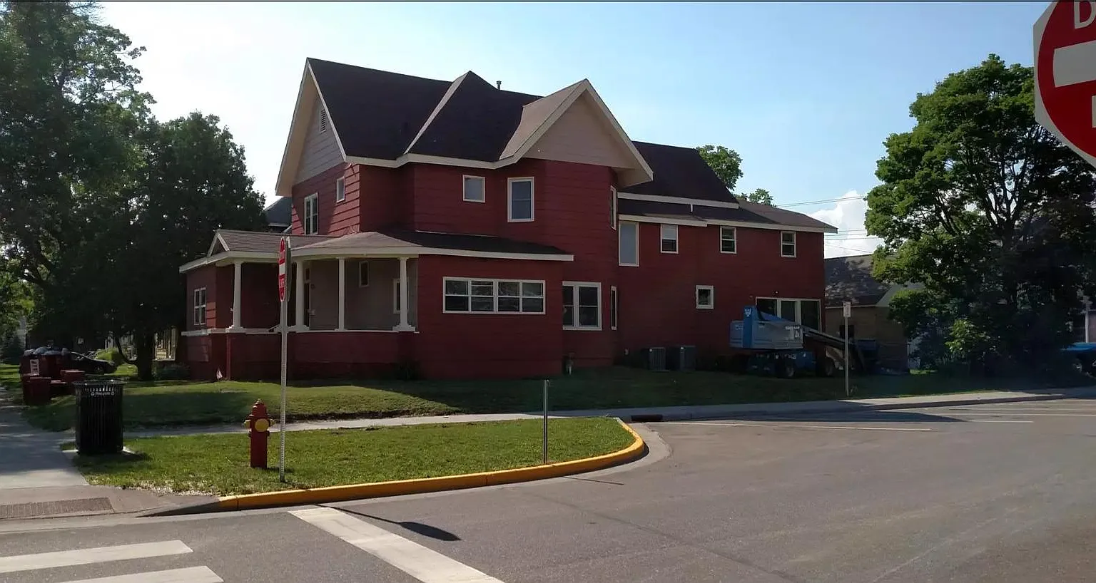 6 bed, 2203 sqft, $2,700 — Photo 2