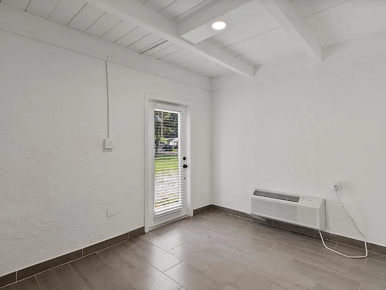1920 Cloverlawn Ave — Photo 2