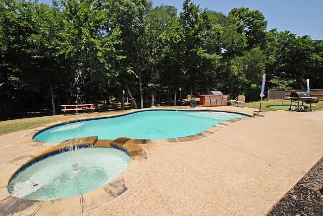 1st image of 119 Wooded Creek Dr