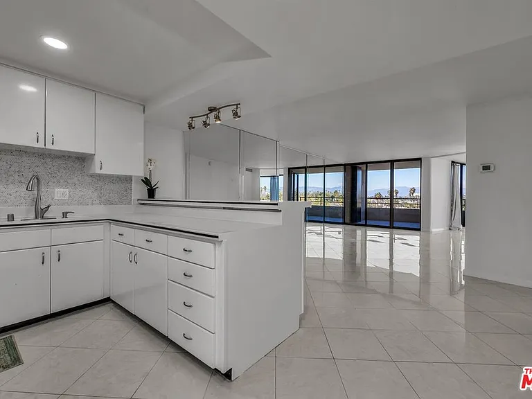 4333 Marina City Dr — Photo 22