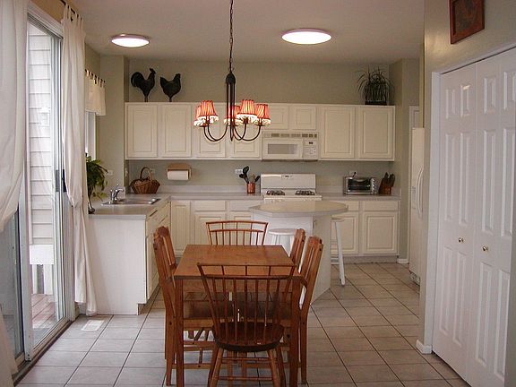 Kitchen w eating area