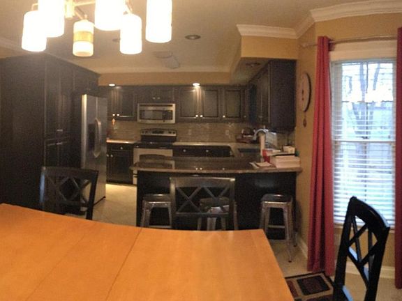 Dining Area and Breakfast Bar