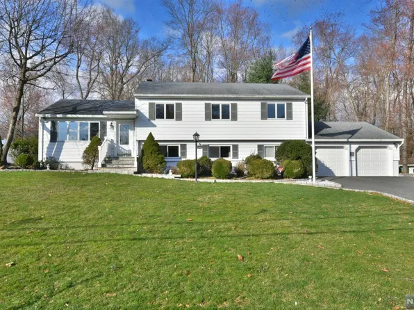11 Hickory Ln, Waldwick, NJ 07463