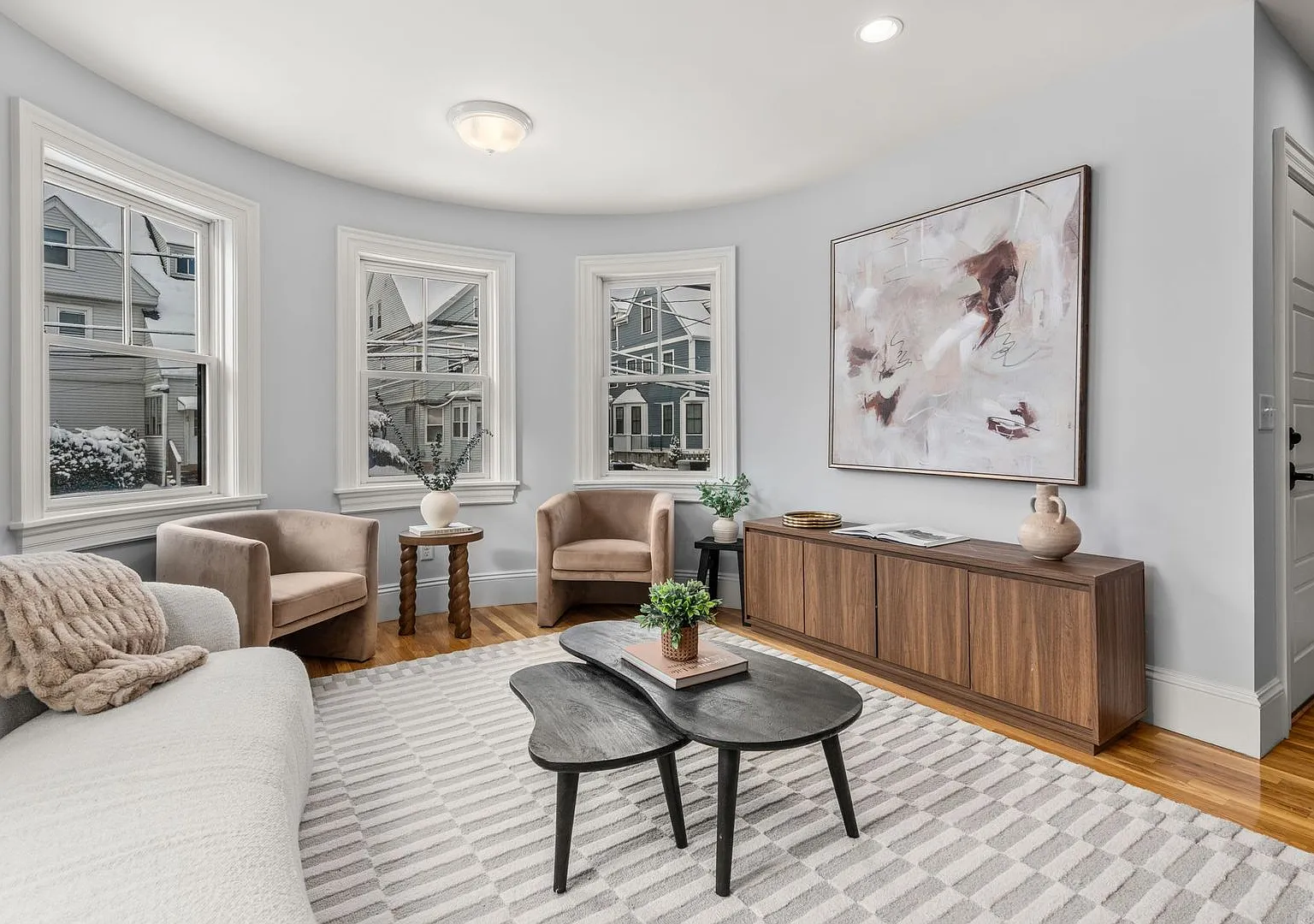 Amazing 3 bed 3 bath in Allston — Photo 2