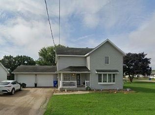 407 1st St SW, Epworth, IA 52045