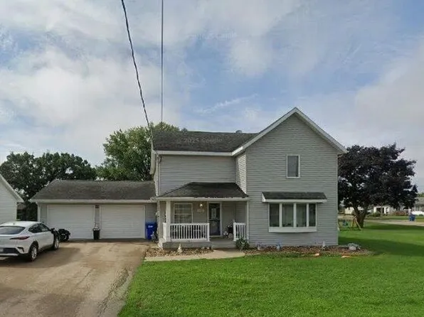 407 1st St SW, Epworth, IA 52045