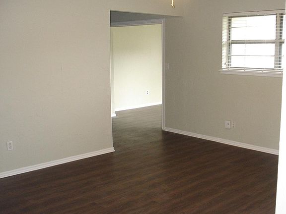 3rd image of 605 NW 18th Pl