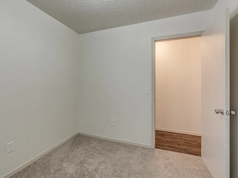 9027 N Rockwell Dr — Photo 20