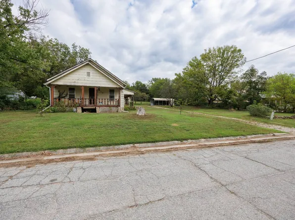 318 E Bradley St, Sedan, KS 67361