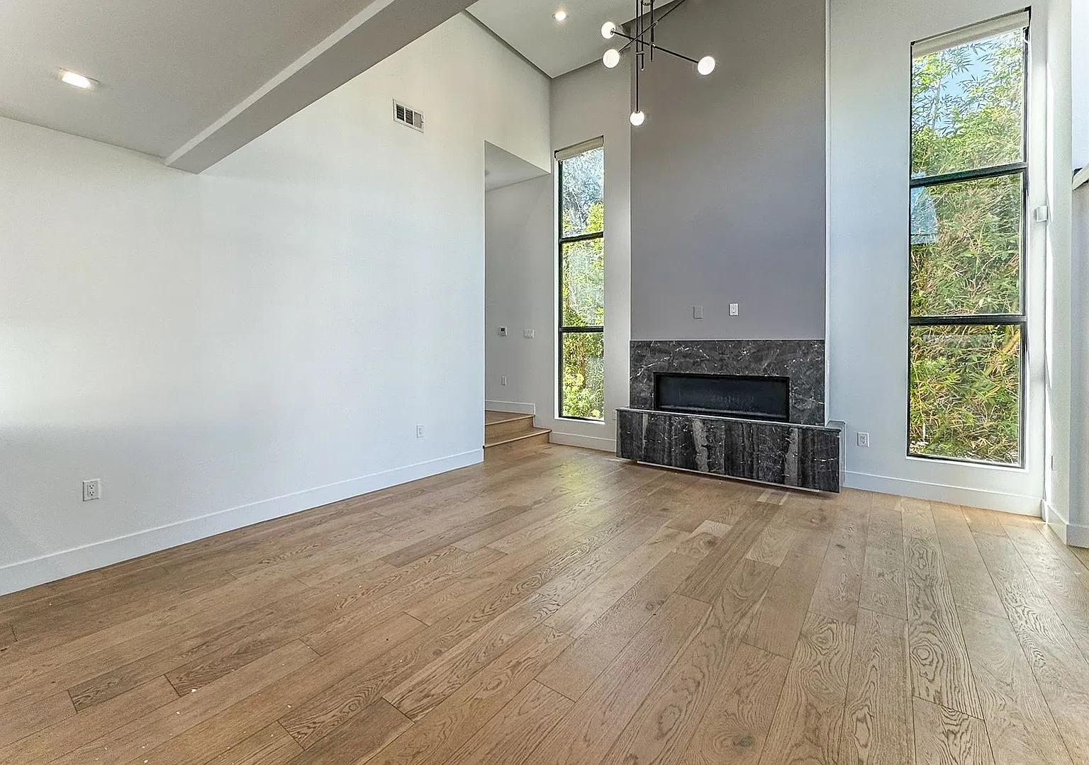 Modern Santa Monica Living | 2 Bedrooms, Loft & Private Rooftop Deck — Photo 3