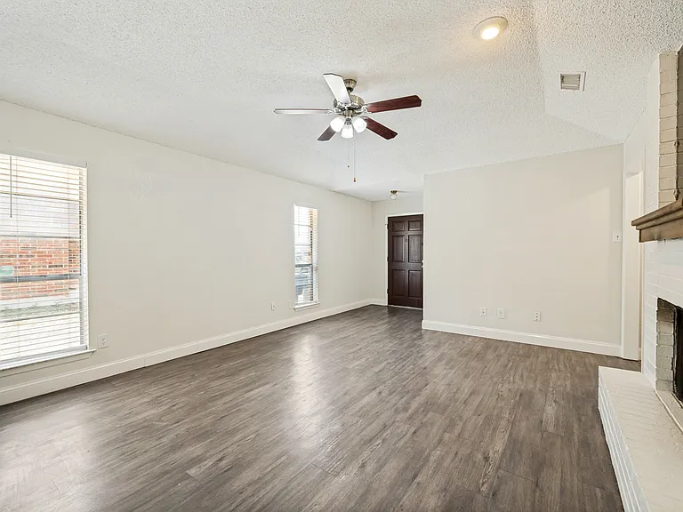 8902 Marilyn Dr — Photo 3