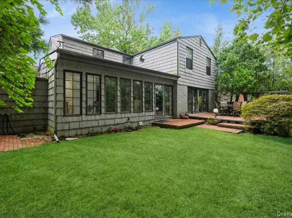 9 Circle Lane, East Hills, NY 11577