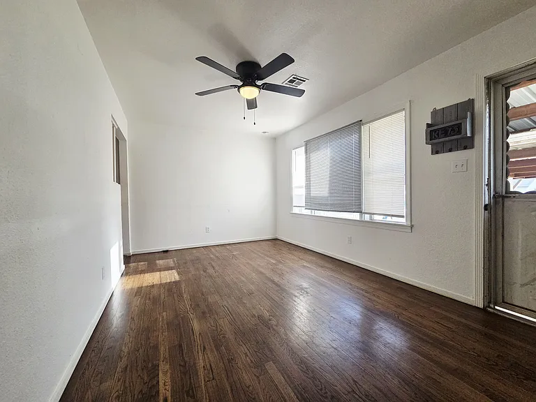 3413 Willow Creek Dr — Photo 3