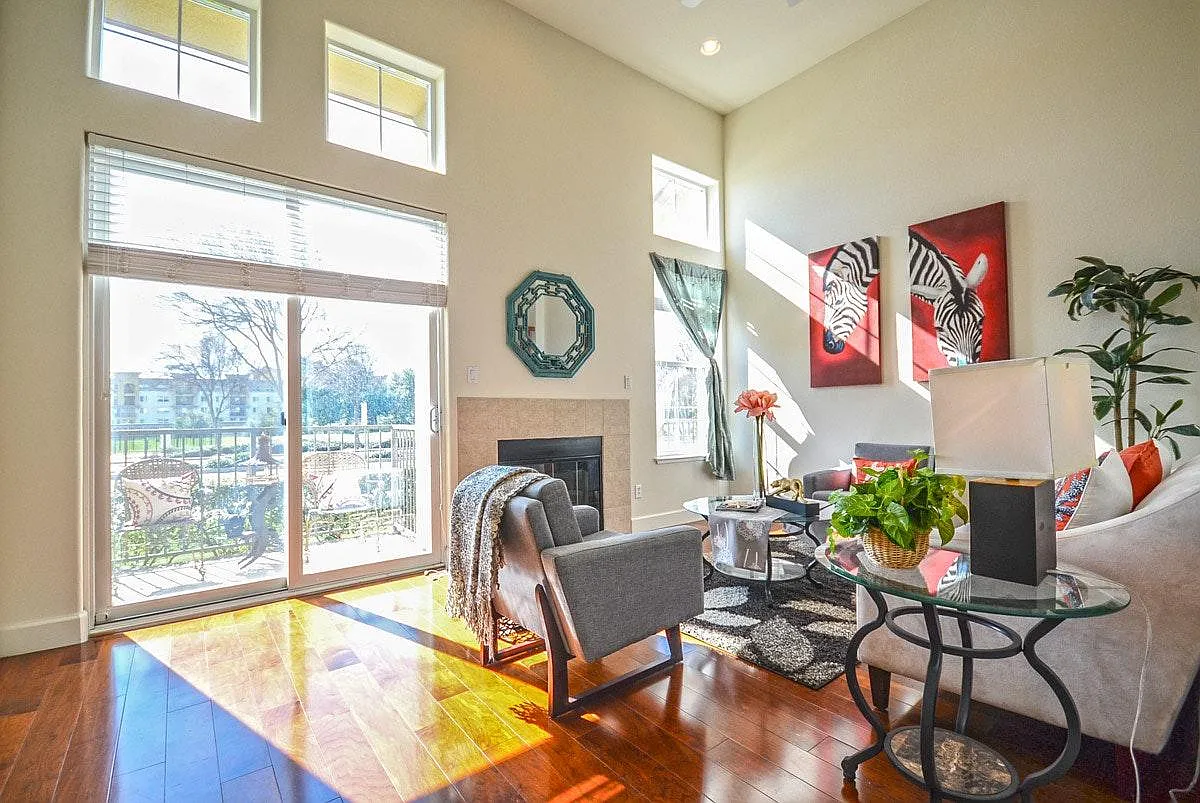 3 bed, 2.5 bath, 1675 sqft, $3,850 — Photo 2