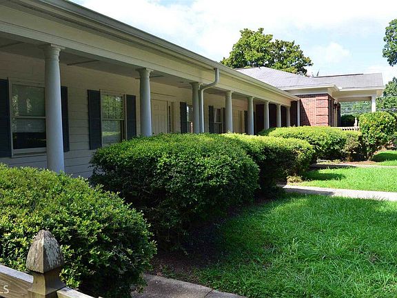 5th image of 490 Bradley Dr