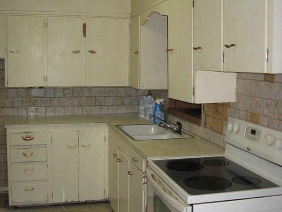 5th image of 309 W 12th St