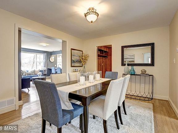 Dining Room (1 of 2)