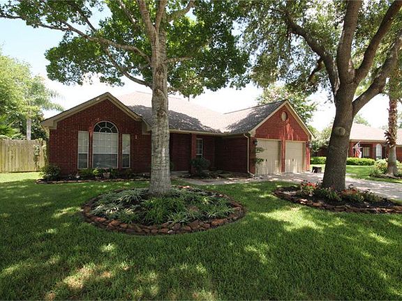 The property sits on a quiet culdesac lot in Oakbrook of Pearland with no MUD tax.