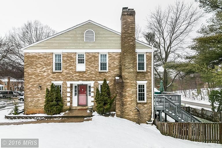 Luxurious end unit with front entrance on the side