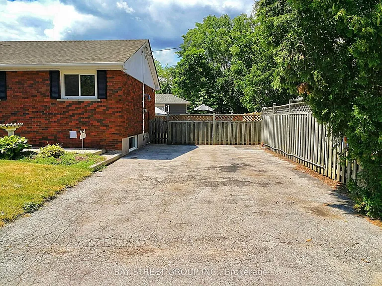 3169 Willow Ln #UPPER — Photo 10