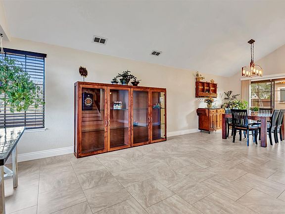4th image of 319 Northampton Dr