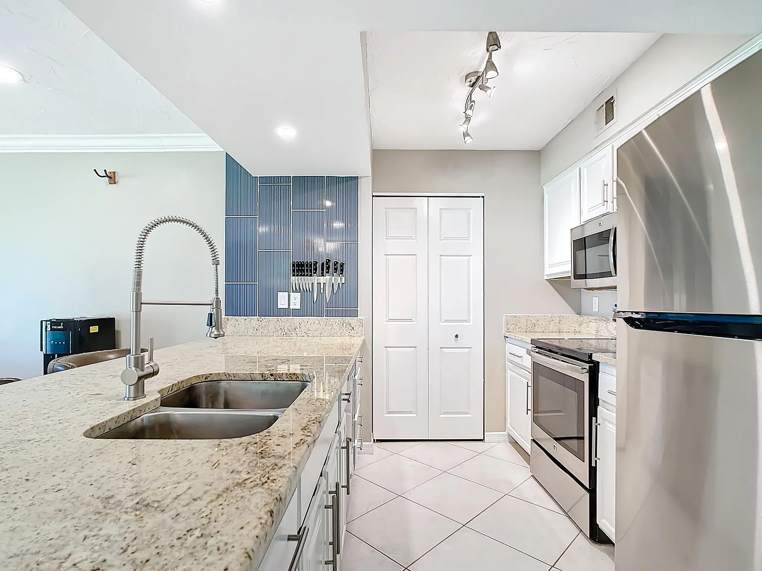 2 bed, 1172 sqft, $2,490 — Photo 3
