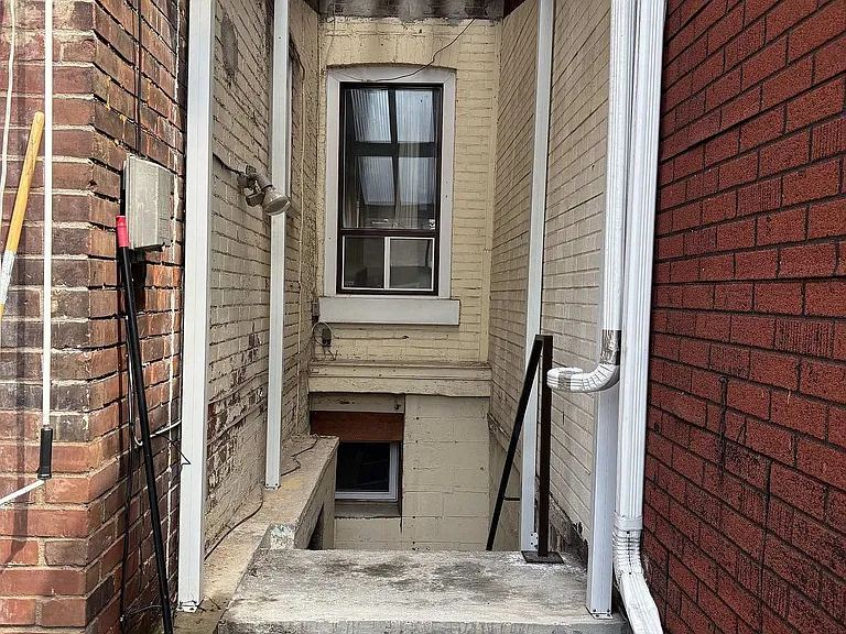 16 Montrose Ave #BASEMENT — Photo 25
