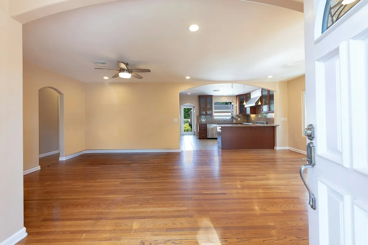 Entry - 4948 Petit Ave