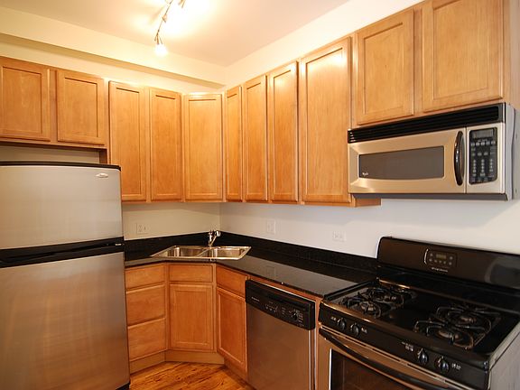 2nd image of 6812 N Wayne Ave APT 1E