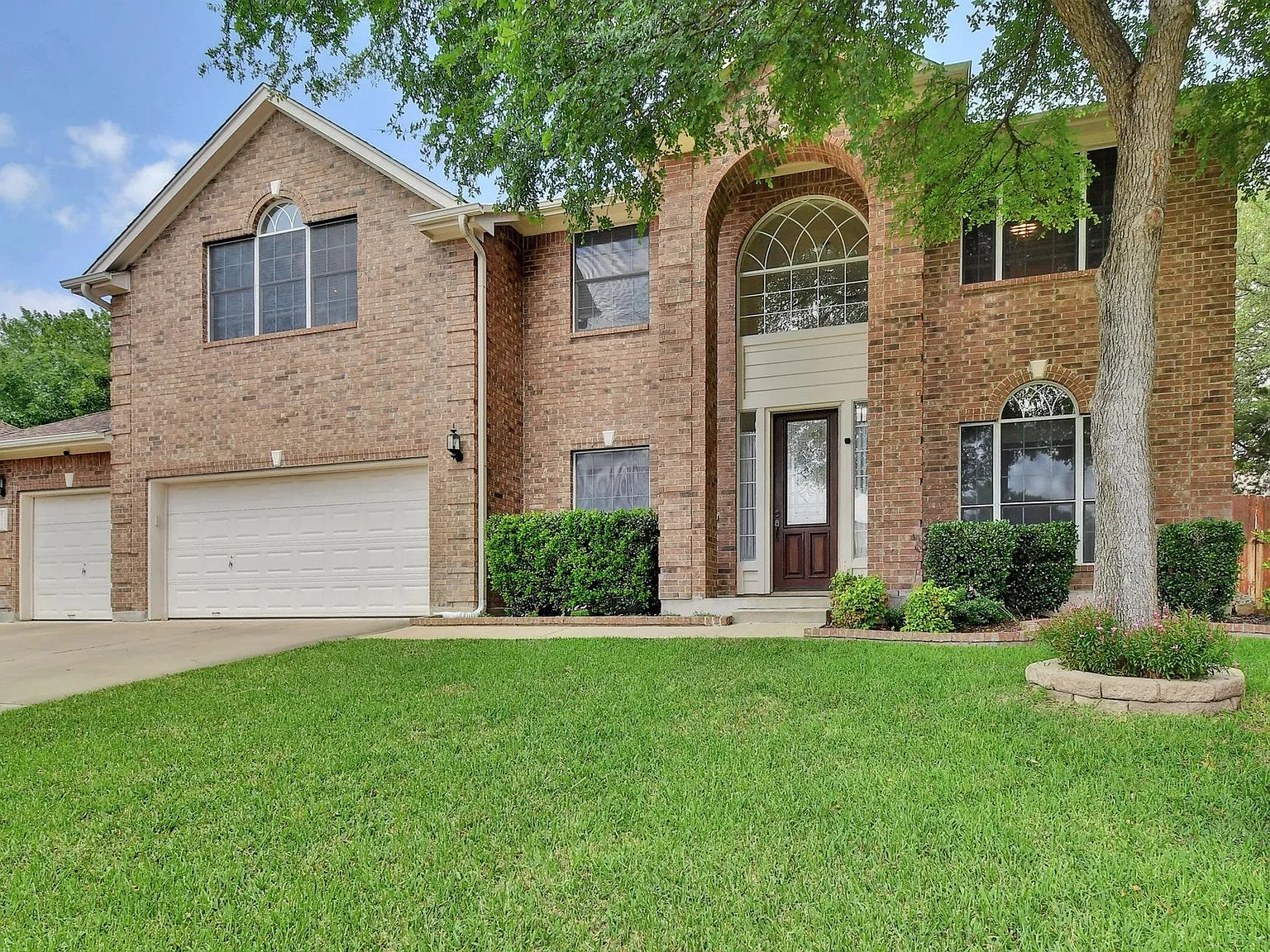 4 bed, 2.5 bath, 3395 sqft, $2,950 — Photo 2