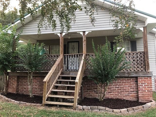 Great covered front porch 22'6"x8'