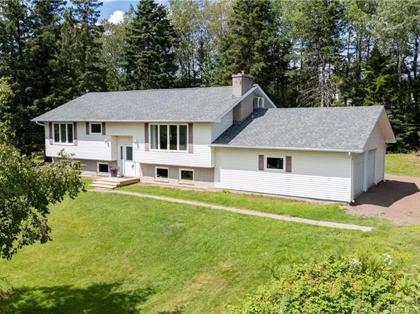 81 Queensway Dr, Moncton, NB E1G 2L1