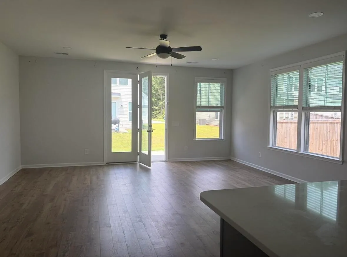 3 bed, 2.5 bath, 1986 sqft, $2,275 — Photo 3