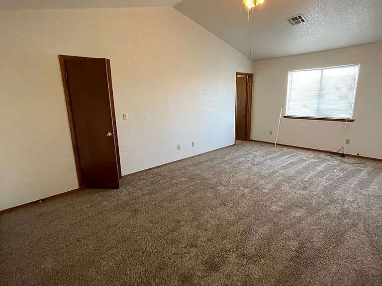 5015 Emerald St — Photo 3