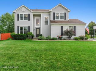 704 Franklin Ln, Lindenhurst, IL 60046