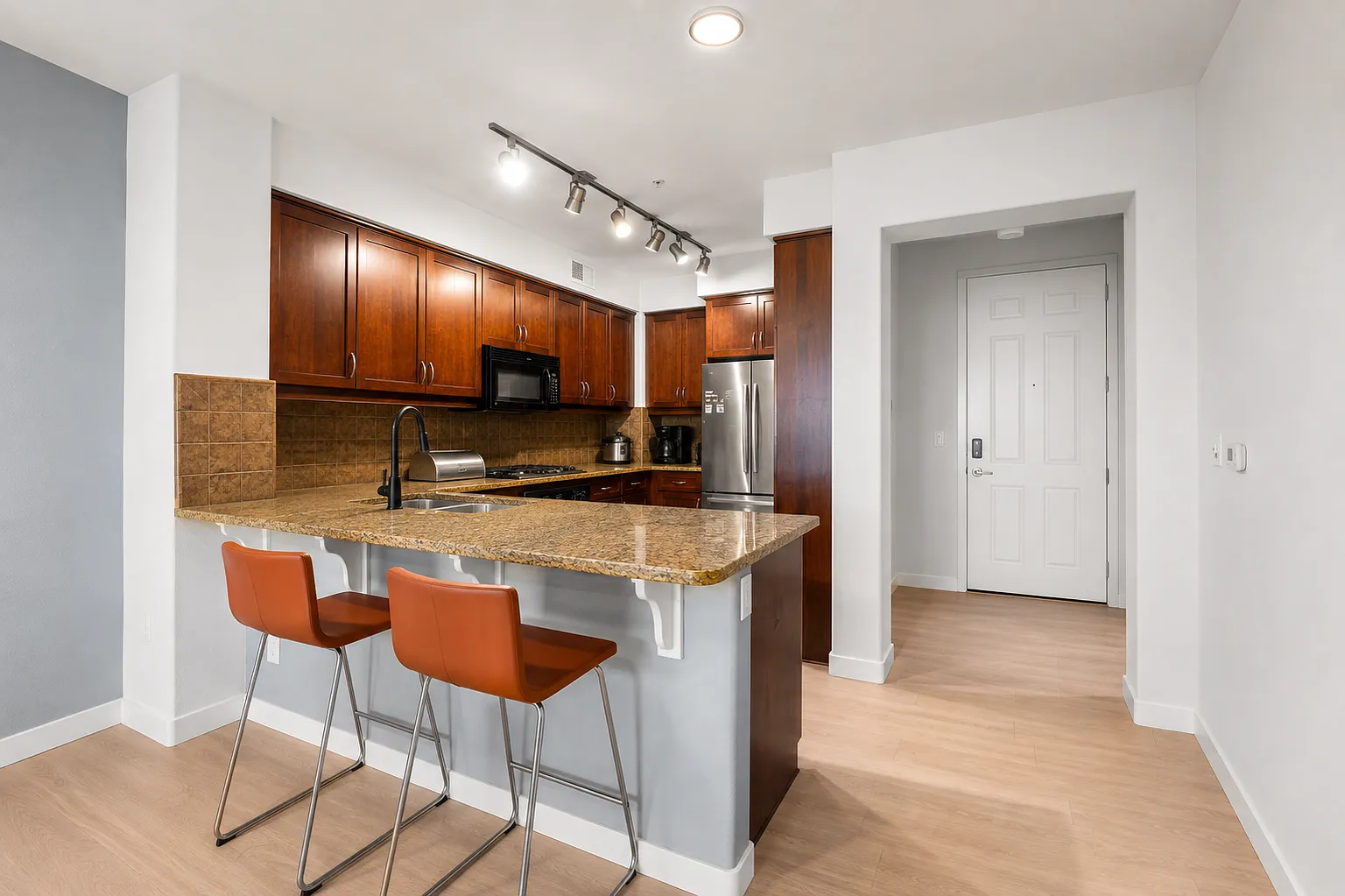 3 bed, 1776 sqft, $4,350 — Photo 3