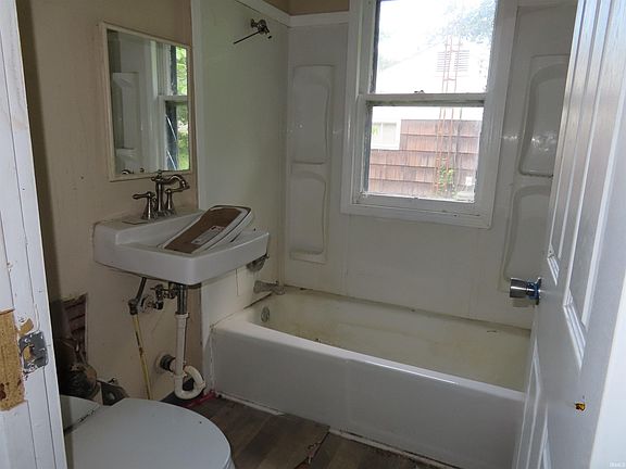 5th image of 1624 E Fox St